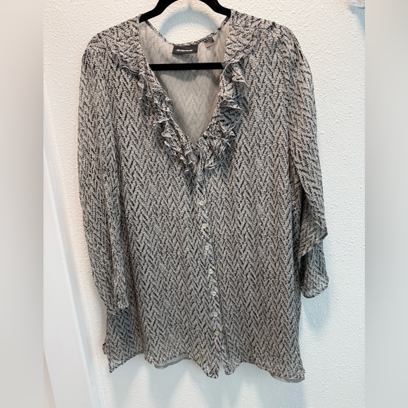 Avenue Tops - Avenue Black/White Blouse Featuring Ruffled V-neckline Button Down Front Sz22/24